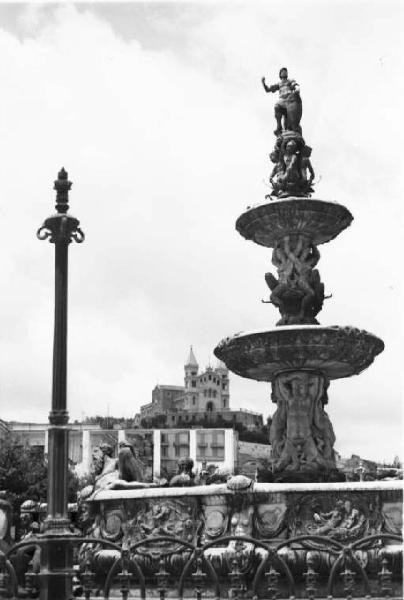 Viaggio in Africa. Viaggio di ritorno in Italia. Messina - Fontana di Orione. Sullo sfondo il colle della Caperrina su cui sorge il Santuario di Montalto