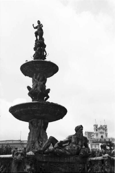 Viaggio in Africa. Viaggio di ritorno in Italia. Messina - particolare della Fontana di Orione. Sullo sfondo il colle della Caperrina su cui sorge il Santuario di Montalto