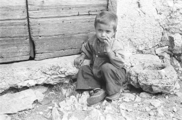 Viaggio in Jugoslavia. Perkovic: bambino davanti alla porta di casa
