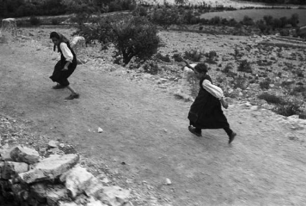 Viaggio in Jugoslavia. Perkovic: coppia di fanciulli si rincorrono su una strada campestre