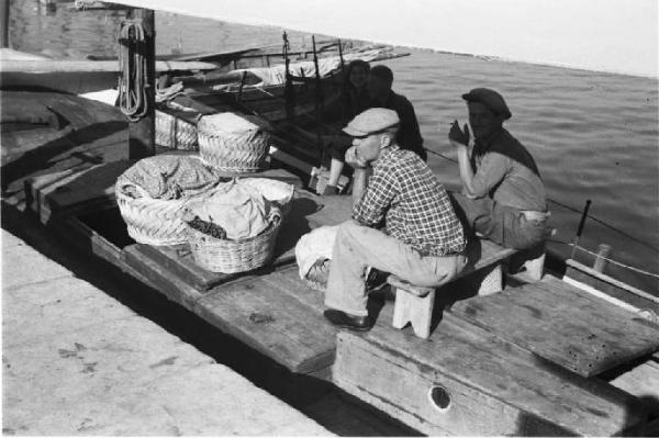 Viaggio in Jugoslavia. Spalato: coppia di pescatori all'interno di una imbarcazione