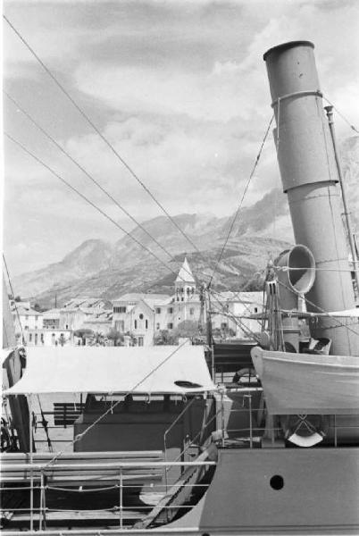 Viaggio in Jugoslavia. Verso Dubrovnik (Ragusa):  scorcio di un piroscafo ormeggiato in un porto durante una sosta del viaggio