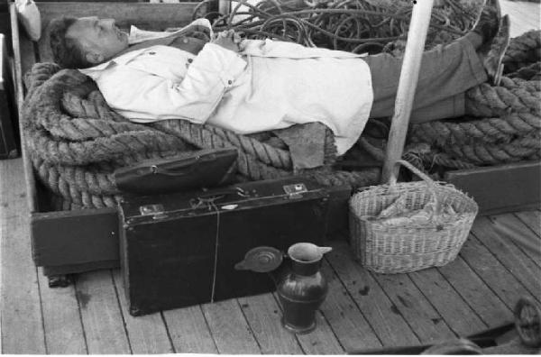 Viaggio in Jugoslavia. Verso Dubrovnik (Ragusa): un viaggiatore dorme sdraiato sopra la corda una fune arrotolata