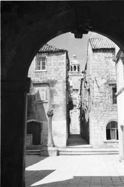 Viaggio in Jugoslavia. Verso Dubrovnik (Ragusa). Cuzzola: scorcio di un vicolo nel borgo - in primo piano si intravede un arco in pietra