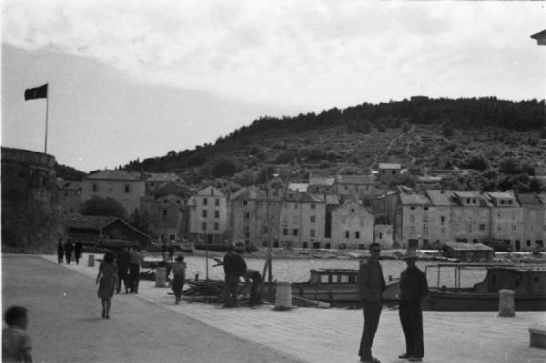 Viaggio in Jugoslavia. Verso Dubrovnik (Ragusa). Cuzzola:  scorcio del paese dalla banchina del porto