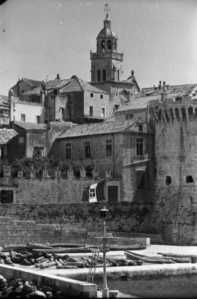 Viaggio in Jugoslavia. Verso Dubrovnik (Ragusa). Cuzzola:  veduta del borgo circostante alla cattedrale
