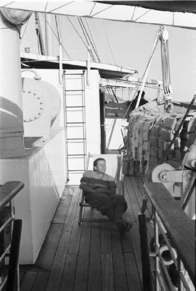 Viaggio in Jugoslavia. Verso Dubrovnik (Ragusa): un viaggiatore dorme su una sedia sdraio sopra il pontile della nave