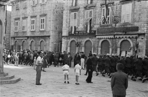 Viaggio in Jugoslavia. Dubrovnik (Ragusa): parata di miltari Ustascia