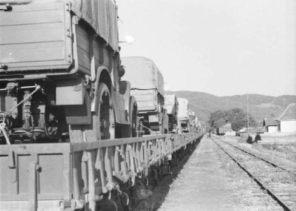 Campagna di Russia. Viaggio in treno attraverso la Transilvania - treno merci trasporta convoglio di autocarri militari