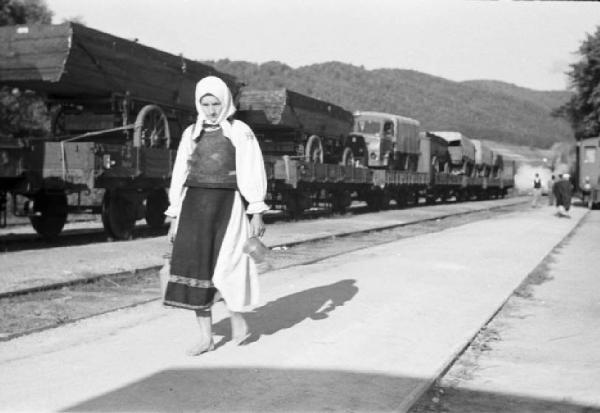 Campagna di Russia. Viaggio in treno attraverso la Transilvania - ritratto femminile - donna in abiti tradizionali - treno merci trasporta autocarri militari