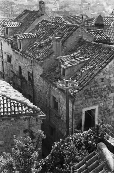 Viaggio in Jugoslavia. Dubrovnik (Ragusa): scorcio aereo del centro urbano nei pressi delle mura romane