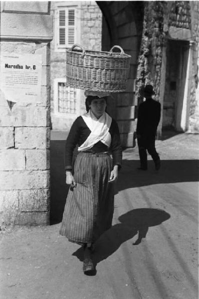 Viaggio in Jugoslavia. Dubrovnik (Ragusa) - ritratto femminile - donna croata con un cesto sulla testa