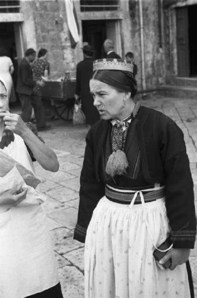 Viaggio in Jugoslavia. Dubrovnik (Ragusa): donna croata si aggira nei pressi del mercato