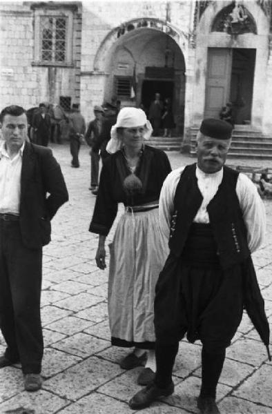 Viaggio in Jugoslavia. Dubrovnik (Ragusa): coppia di abitanti croati in una via del centro storico