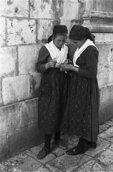 Viaggio in Jugoslavia. Dubrovnik (Ragusa): coppia di giovani ragazze croate nei pressi di un vicolo leggono un biglietto