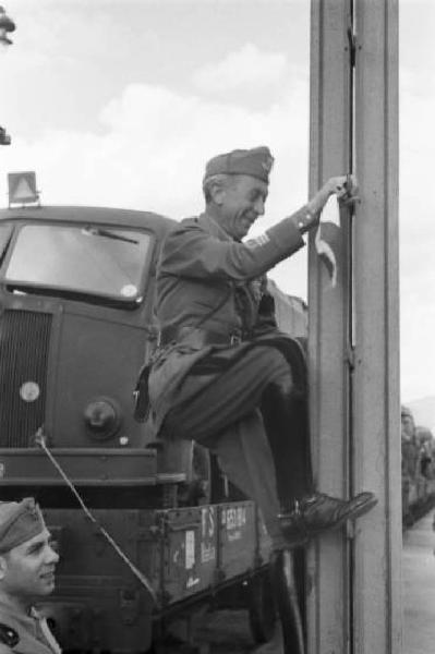 Campagna di Russia. Suceava - stazione di confine ungaro-rumeno - militare italiano si arrampica su un palo della luce