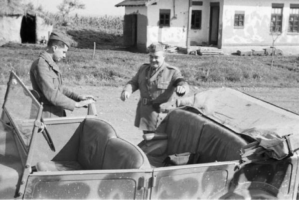 Campagna di Russia. Romania - ufficiale sale a bordo di un automobile