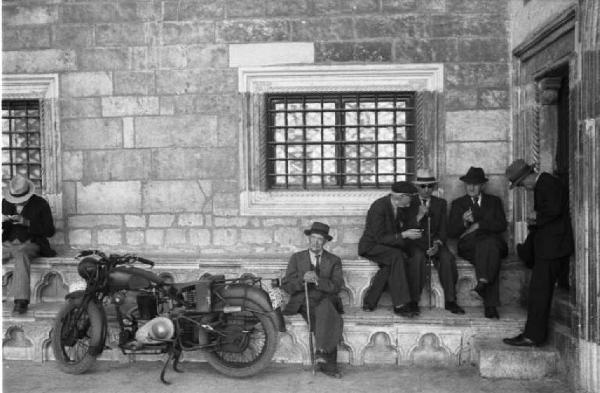 Viaggio in Jugoslavia. Dubrovnik (Ragusa): scene di vita quotidiana - gruppo di uomini anziani che discute tra loro