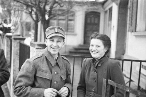 Internamento in Svizzera. Reiden: ufficiale militare posa sorridente accanto a una signora svizzera