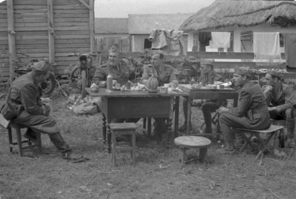 Campagna di Russia. Soroki - militari pranzano all'aperto