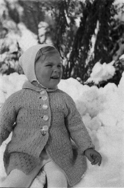 Internamento in Svizzera. Escholzmatt: ritratto femminile, una delle bambine Fischer sulla neve