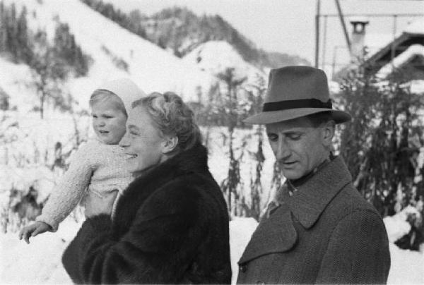 Internamento in Svizzera. Escholzmatt - La famiglia Fischer sulla neve, il padre e la madre Martina con uno dei figli in braccio