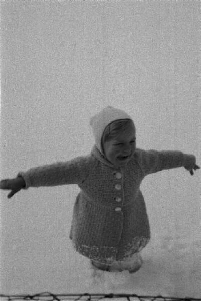 Internamento in Svizzera. Escholzmatt: ritratto femminile, una delle bambine Fischer gioca nella neve