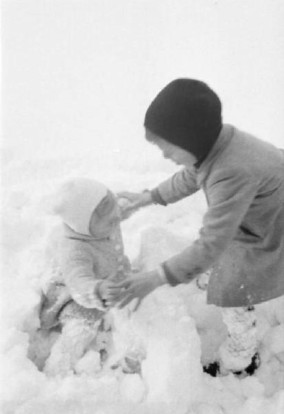 Internamento in Svizzera. Escholzmatt - Due dei bambini Fischer giocano nella neve