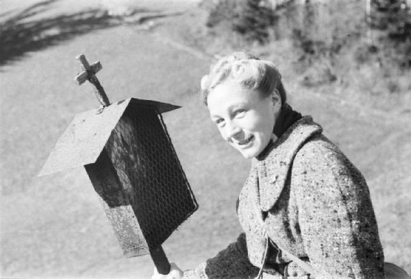 Internamento in Svizzera. Escholzmatt: ritratto femminile, Martina Fischer presso una edicola votiva lungo la strada delle croci