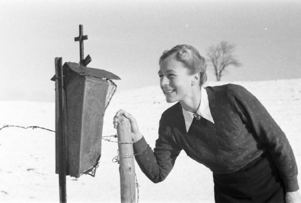 Internamento in Svizzera. Escholzmatt: ritratto femminile, Martina Fischer presso un'edicola votiva lungo la strada delle croci