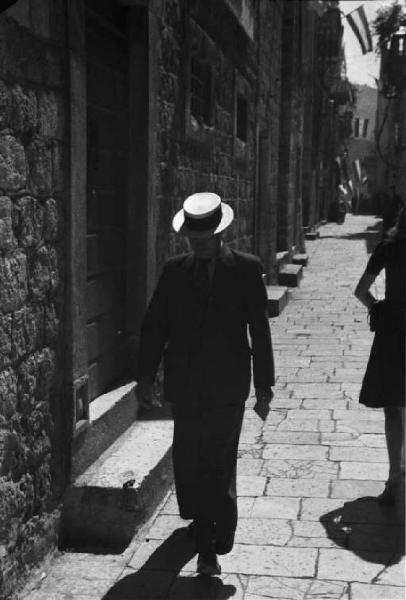 Viaggio in Jugoslavia. Dubrovnik (Ragusa): scene di vita quotidiana - uomo che cammina lungo una strada della cittadina