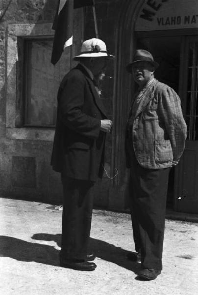 Viaggio in Jugoslavia. Dubrovnik (Ragusa): scene di vita quotidiana - coppia di uomini che discute