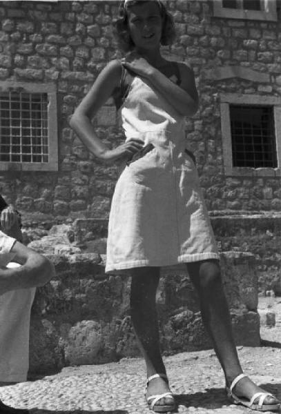 Viaggio in Jugoslavia. Dubrovnik (Ragusa): ritratto a giovane donna in abiti estivi