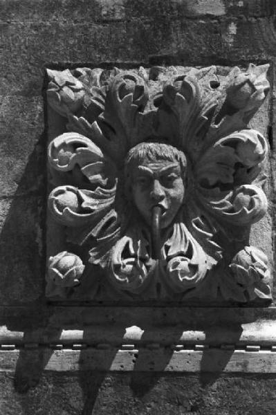 Viaggio in Jugoslavia. Dubrovnik (Ragusa): bassorilievo che rappresenta una maschera circondata da foglie di acanto con tubo centrale dal quale presumibilmente esce dell'acqua