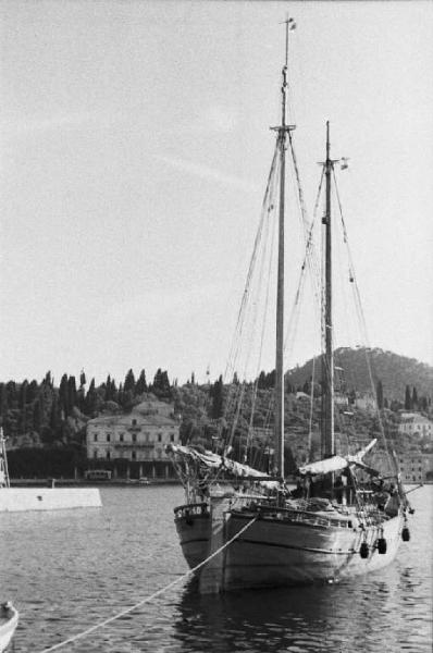 Viaggio in Jugoslavia. Gruz (Gravosa): imbarcazione a vela ormeggiata al porto
