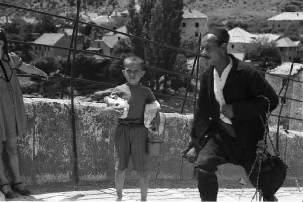 Viaggio in Jugoslavia. Mostar: scorcio di Ponte Vecchio - un uomo e un bambino lo percorrono