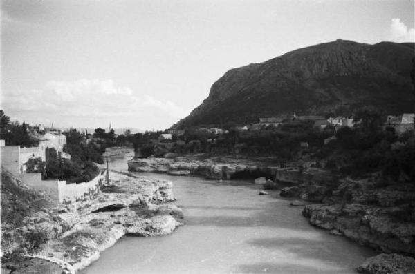 Viaggio in Jugoslavia. Mostar: vista del fiume Neretva da un ponte