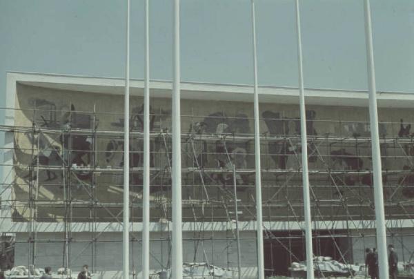 Prima Mostra Triennale delle Terre Italiane d'oltremare - padiglione della Banca d'Italia - impalcatura sul fronte principale - decorazione pittorica di Giorgio Quaroni