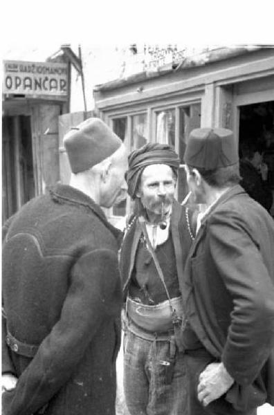 Viaggio in Jugoslavia. Yaitze: tre anziani uomini bosniaci in costume locale chiaccherano nella zona del mercato