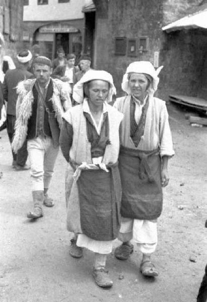 Viaggio in Jugoslavia. Yaitze: coppia di donne bosniache in costume locale a passeggio per il mercato