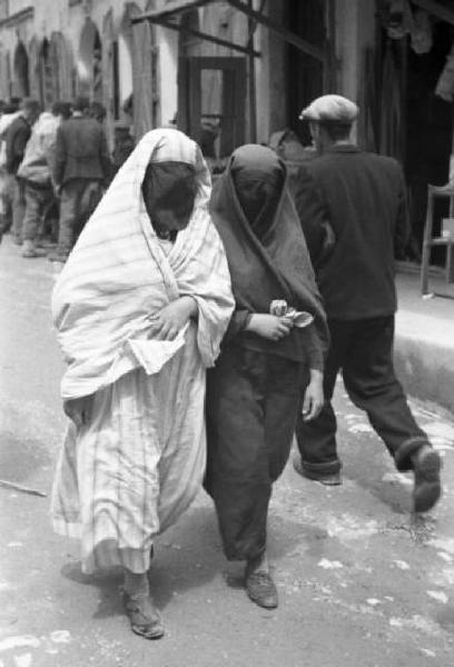Viaggio in Jugoslavia. Yaitze: coppia di donne bosniache con il chador a passeggio per le vie del mercato