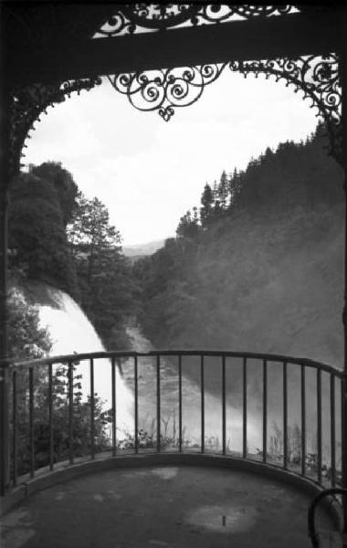 Viaggio in Jugoslavia. Yaitze:  lungo la Pliva. Scorcio della cascata da un belvedere - in primo piano si possono ammirare le decorazioni Decò in ferro battuto del parapetto