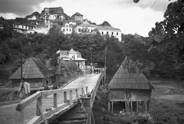 Viaggio in Jugoslavia. Yaitze: zona rurale lungo la Pliva. Scorcio del ponte attraverso il villaggio