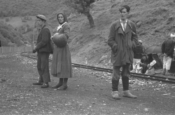 Viaggio in Jugoslavia. Yaitze - stazione ferroviaria: scorcio tra la folla in attesa del treno - in primo piano un gruppo di tre persone