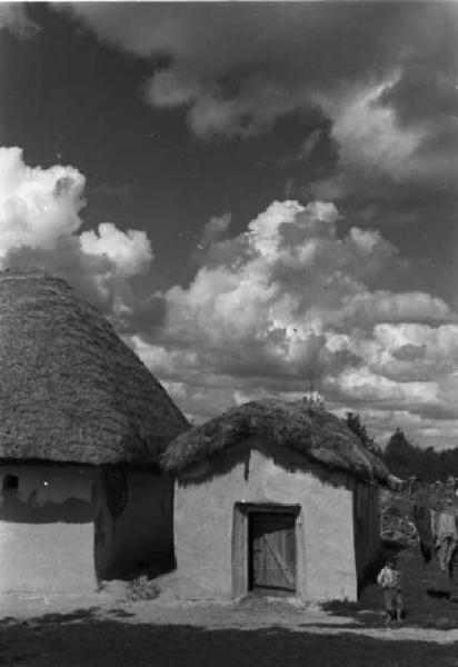 Campagna di Russia. Ucraina - dintorni di Bojedorowka [?] - insediamento rurale - case con tetto in paglia