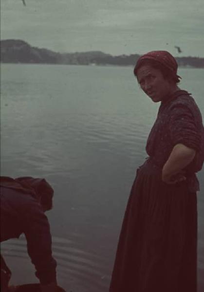 Viaggio in Jugoslavia. Sibenic (Sebenico): coppia di donne sulla riva del mare