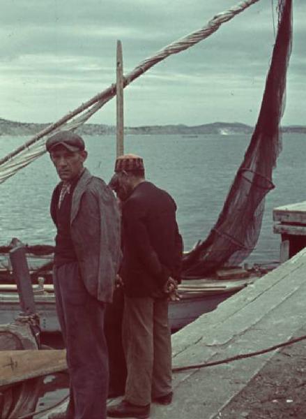 Viaggio in Jugoslavia. Sibenic (Sebenico): pescatori al porto