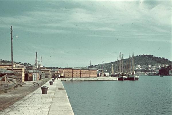 Viaggio in Jugoslavia. Dubrovnik (Ragusa): scorcio del porto con il molo in primo piano