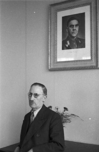 Italia Seconda Guerra Mondiale. Consolato Croato di Milano - visita del Generale Kvaternik: il console all'interno del suo ufficio