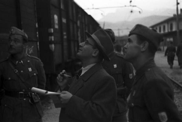 Italia Seconda Guerra Mondiale. Caserma militare di Riva del Garda - partenza della legione croata: ufficiali e personale predisposto al controllo dei partenti davanti ai vagoni del treno